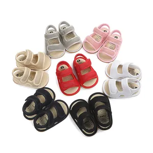 Detailansicht von Baby-Lauflernschuhen in verschiedenen Farben wie Rot, Rosa und Grau.