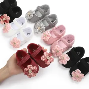 Detalle de zapatos de gateo para bebé niña estilo princesa en varios colores