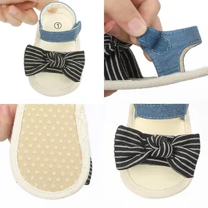 Nahaufnahmen von Babysandalen mit Klettverschluss, Schleifendetails und rutschfester Sohle