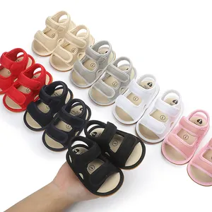 Kollektion von Baby-Sommersandalen in verschiedenen Farben mit Klettverschluss.
