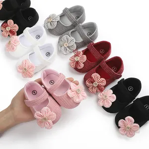 Vista detallada de zapatos para bebé niña con detalles de flores en varios colores