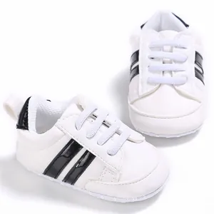 Zapatos blancos de suela blanda para bebés de 0 a 1 año con rayas negras decorativas