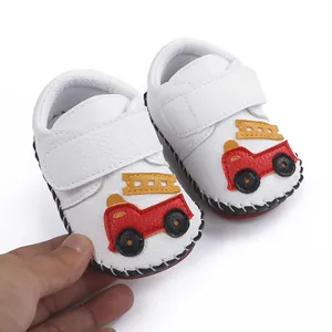 Chaussures de marche souples blanches pour bébé avec broderie camion de pompiers 0-1 an