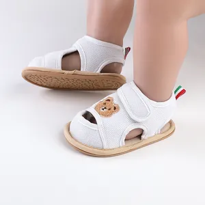 Detailansicht atmungsaktiver weißer Baby-Sandalen aus Mesh mit niedlicher Bären-Stickerei