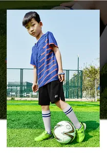 Grüne Kinder-Fußballschuhe für Kunstrasen, ideal für Training und Schulsport im Freien
