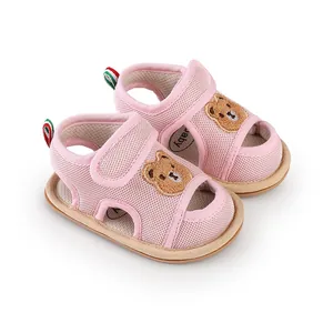 Detailansicht rosa Babysandalen mit Bärenstickerei und atmungsaktivem Mesh-Gewebe