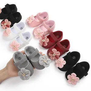 Detalle que muestra varios colores de lindos zapatos de flores para bebés niñas.
