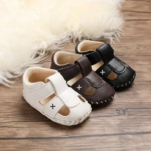 Detailansicht von Baby-Sommer-Lauflern-Sandalen in den Farben Weiß, Braun und Schwarz.