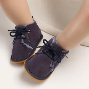 Detail der gefütterten Baby-Lauflernstiefel mit warmem Kunstfell und Gummisohle