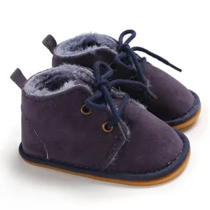 Detailansicht der lila gefütterten Baby-Lauflernstiefel mit robuster Gummisohle