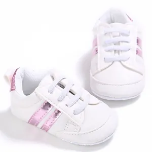 Zapatos de bebé blancos con rayas rosas metalizadas y suela blanda para caminar mejor