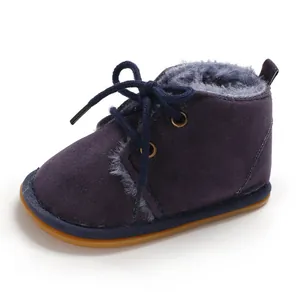Detailansicht der marineblauen Babyschuhe mit weichem Kunstfell und Gummisohle.