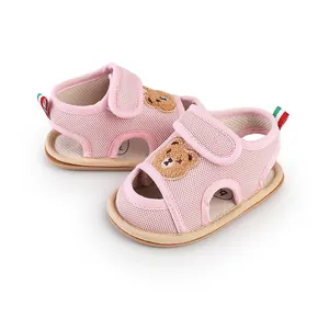 Detailaufnahme von rosa Babysandalen mit Bärenstickerei und atmungsaktivem Mesh.