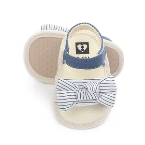 Detailansicht der Sommer-Lauflernschuhe für Babys mit blau-weiß gestreifter Schleife und Sohle