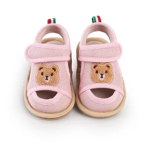 Detailansicht rosa Mesh-Babysandalen mit niedlichem besticktem Cartoon-Bärenaufnäher