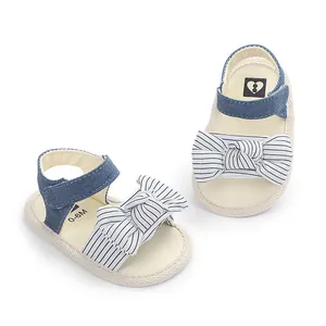 Detailansicht der blauen Baby-Lauflernsandale mit gestreifter Schleife und weicher Sohle