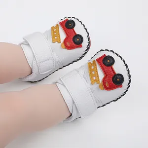 Détail de chaussures de marche pour bébé avec appliqué de voiture et semelle cousue