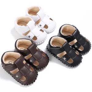 Detaillierte Ansicht von drei Paaren PU-Leder Babysandalen in Weiß, Braun und Schwarz.