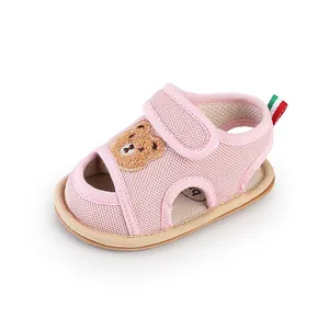 Detailansicht der atmungsaktiven rosa Baby-Sandale mit niedlicher Bären-Stickerei