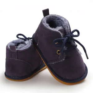 Detailansicht der lila Baby-Winterstiefel mit warmem Fellfutter und rutschfester Gummisohle