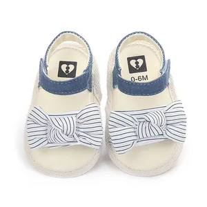 Detailansicht von Baby-Sommersandalen mit gestreifter Schleife und weicher Sohle