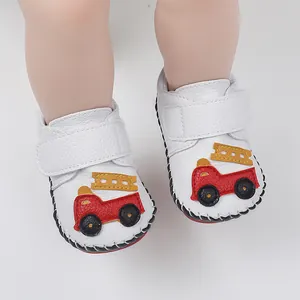Chaussures bébé cousues main avec un motif camion de pompiers sur cuir blanc souple