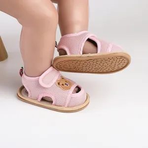 Detailansicht der rosa Baby-Mesh-Sandalen mit rutschfester Gummisohle im Kieselsteinmuster.