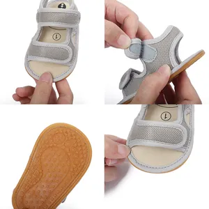 Detailansicht der grauen Baby-Sommersandalen mit rutschfester Gummisohle und Klettverschluss