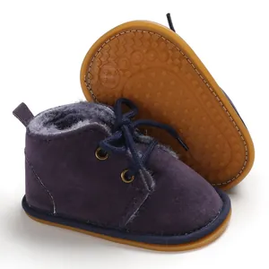 Detailansicht der dunkelvioletten Wildleder-Babyschuhe mit weichem Kunstfellfutter