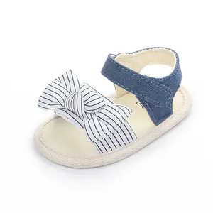 Detailansicht der Baby-Sommersandale mit blauem Denim-Riemen und gestreifter Schleife