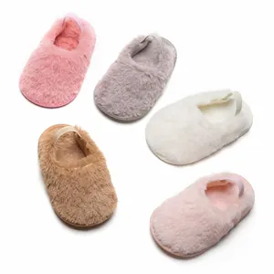 Pantofole di peluche per neonati in vari colori con cinturino elastico