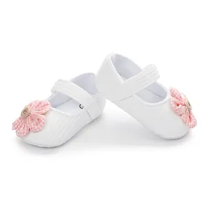 Lindos zapatos blancos para bebé niña con detalles de flores a cuadros rosados