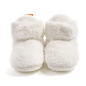 Morbidi scarponcini bianchi per neonati in pile teddy con fodera calda per l'inverno