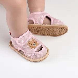 Detailansicht der rosa Baby-Mesh-Sandalen mit süßem Bären-Stickerei-Design für Kinder
