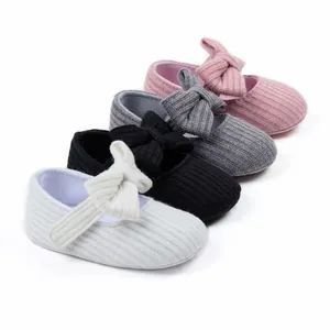 Weiche gestrickte Baby-Mädchen-Prinzessin-Schuhe in Weiß, Schwarz, Grau und Rosa