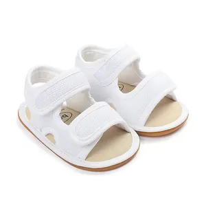 Nahaufnahme weißer Babysandalen mit atmungsaktivem Mesh und rutschfester Gummisohle