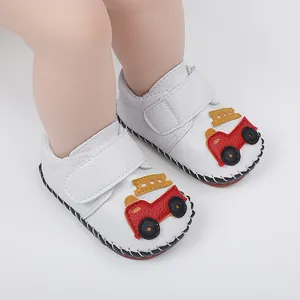 Chaussures de marche pour bébé blanches avec motif camion de pompiers et semelle antidérapante