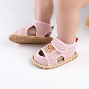 Detailansicht rosa Baby-Sandalen aus Mesh mit süßem gesticktem Bären-Design für den Sommer