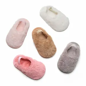Dettaglio di pantofole in peluche per neonati in cinque colori con cinturini elastici