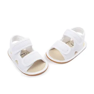 Nahaufnahme von atmungsaktiven Baby-Sandalen aus weißem Mesh mit rutschfester Sohle