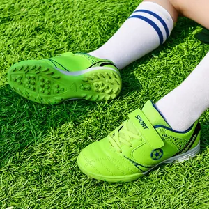 Limettengrüne Kinder-Fußballschuhe für Jungen und Mädchen Training auf Rasenplatz.