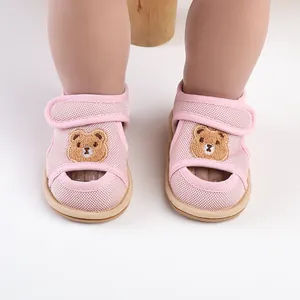 Nahaufnahme rosa Baby-Netzsandalen mit gesticktem Bären-Motiv und Klettverschluss