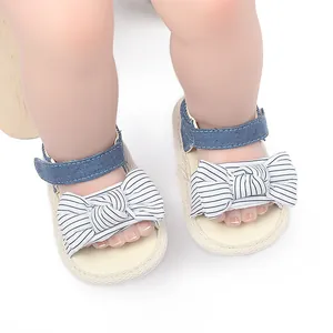 Detailansicht von atmungsaktiven Babysandalen mit einer niedlichen Schleife und Denim.