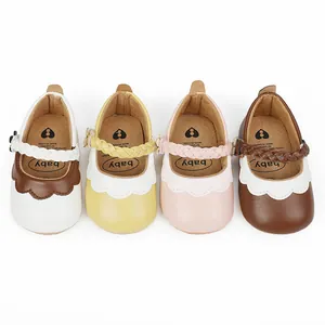 Gruppe von Baby-Lauflernschuhen in verschiedenen Farben mit geflochtenen Riemen und Wellenrand.