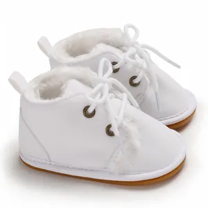 Weiche weiße Babystiefel mit warmem Kunstfellfutter und langlebigen Gummisohlen