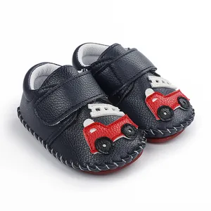 Vue détaillée de chaussures de marche pour bébé avec un motif de voiture rouge animé.