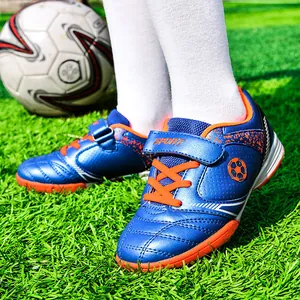 Kinder Fußballschuhe in Blau und Orange mit Klettverschluss für Schülertraining.