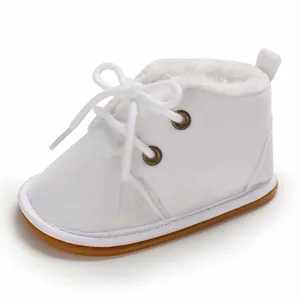 Detailansicht weißer, warmer Baby-Lauflernschuhe mit weichem Kunstfellfutter