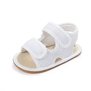 Detailansicht dieser weißen Baby-Sandalen aus Mesh mit Klettverschluss und Gummisohle