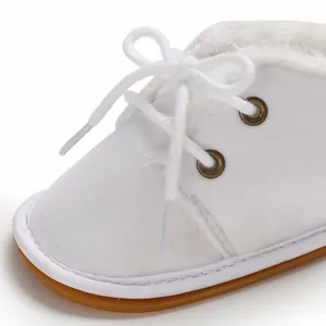 Nahaufnahme weißer Baby-Lernlaufschuh mit warmem Fleecefutter und brauner Gummisohle